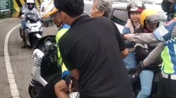 Satlantas Polres Cianjur Evakuasi Pasien Sakit Parah di Tengah Kemacetan Jalur Puncak