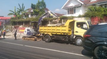 Polsek Pacet Monitoring Keamanan Pembongkaran PKL Sepanjang Wilayah Cipanas Cianjur.