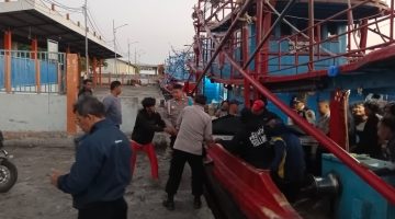 Satpolairud Polres Cirebon Kota Evakuasi Jenazah ABK yang Meninggal di Atas Kapal
