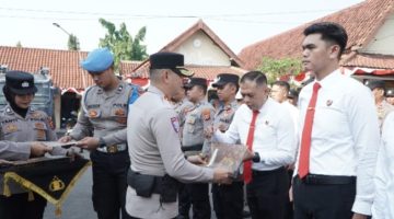 Kapolres Cirebon Kota Berikan Penghargaan kepada 51 Personel Berprestasi, Dua Anggota Raih Hadiah Umrah