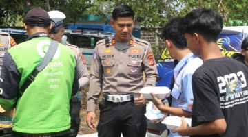 Wujud Kepedulian Sosial, Sat Lantas Polres Kuningan Gelar “Jumat Berkah” Berbagi Makanan Gratis untuk Masyarakat